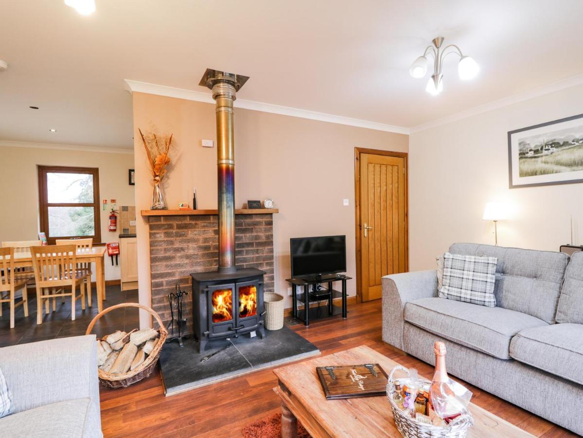 Fersit Log Cottage Roybridge Exterior photo
