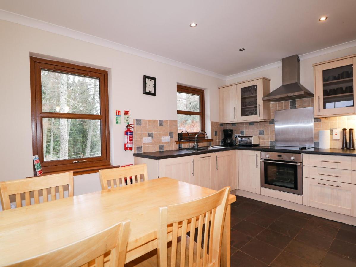 Fersit Log Cottage Roybridge Exterior photo